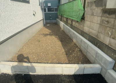 【庭】 | 平町新築戸建 | 庭があることでガーデニングや家庭菜園はもちろん、こどもの遊び場やペットを放して遊ぶことができます。また、家の周囲に余裕があるということです。隣地との間があれば、十分な日当たりと、風通しが確保できます。