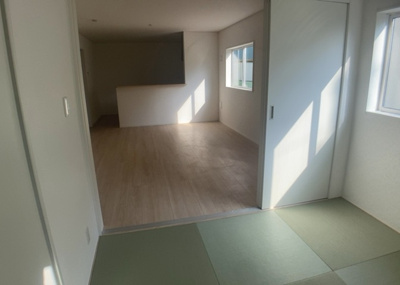 【居間・リビング】 | 平町新築戸建 | L型アイランドタイプは、キッチンからダイニングにもリビングにも目が行き届くので、とても使いやすい配置です。L字型独立タイプは、キッチンを独立させてるためLDKというよりもLDといった様なイメージです。