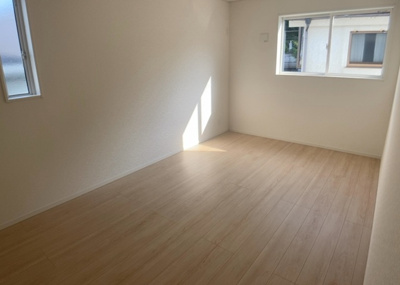 【子供部屋】 | 平町新築戸建 | 子供が何人でも年齢によっては、受験時にしっかり壁のある個室があった方が良い場合もあります。難しい問題ですが、兄弟の人数や、性別や年齢差によって状況が異なりますので、数年後のこともしっかり考えましょう。