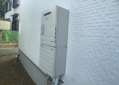 【発電・温水設備】 | 平町新築戸建 | 省エネ給湯器とは従来型の給湯器より熱効率が高く、少ない燃料でたくさんのお湯を沸かすことが出来る高効率な給湯器のことを指します。また、省エネ給湯器には種類があり、利便性や効果なども様々です。