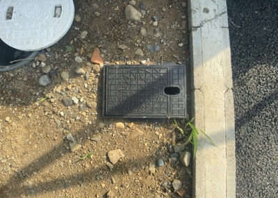 【設備】 | 平町新築戸建 | 敷地内には、散水栓や立水栓があります。水道水を直接利用できるため、水を運ぶ手間を省くことが出来ます。大量の水を必要とする洗車作業や清掃などに役立ちます。その他設備とあわせて、現地でご確認ください。