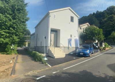 【前面道路含む現地写真】 | 平町新築戸建 | お持ちの車種によっては前面道路が広い方が便利でしょう。しかし、前面道路が広ければその分交通量が多くなるため、騒音などが気になる場合があります。実際に現地を見学し、周辺交通量や騒音などを確認しましょう！