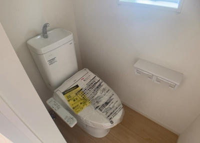 【トイレ】 | 平町新築戸建 | トイレは大きさや形、機能、抗菌性などが異なる多種多彩なタイプが各メーカーから出ています。それぞれに良さがあるため、事前にどういったタイプのトイレがいいのかをご家庭内で決めて、内見に行くといいでしょう。