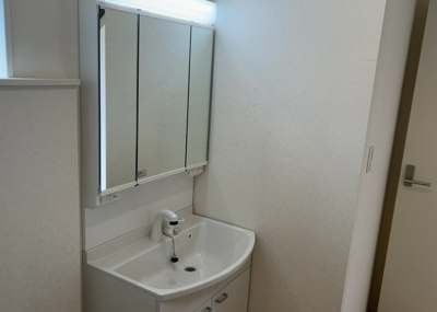 【独立洗面台】 | 関口新築戸建 | 洗面化粧台では顔を洗ったり、身だしなみを整えることが本来の使い方ですが、用途によっては洗面化粧台に求められる機能が違ってくるため、ご自身や家族のライフスタイルに合ったものを選ぶことをおすすめ致します。