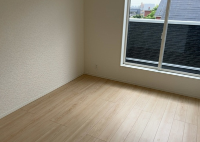 【洋室】 | 関口新築戸建 | 洋室のメリットは重い家具が置きやすく、身の回りが整理しやすいことです。 床がフローリングのため畳とは異なり凹みにくいです。 クローゼットなど収納が豊富で、普段使わない旅行カバンや服の整頓も簡単にです。