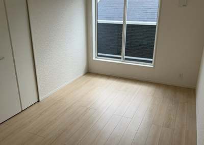 【寝室】 | 関口新築戸建 | 寝室でゆっくりと過ごすためにはベッド周りの適度な空間を担保することや窓の位置、照明の明るさ、寝室の広さなどを考える必要があります。自身や家族の構成とライフスタイルに併せて寝室にする部屋を選びましょう！
