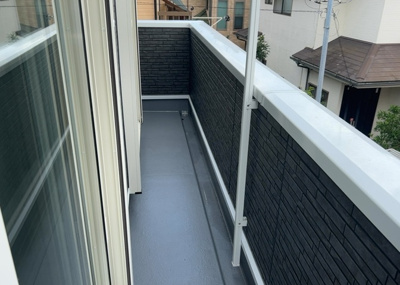 【バルコニー】 | 関口新築戸建 | バルコニーは、室外の専用スペースのうち、「屋根がなく開放された空間」であるものを指します。ベランダより広いタイプのものが多く、日当たりもよいため家庭菜園などを楽しみたい人にとって適した環境となります。