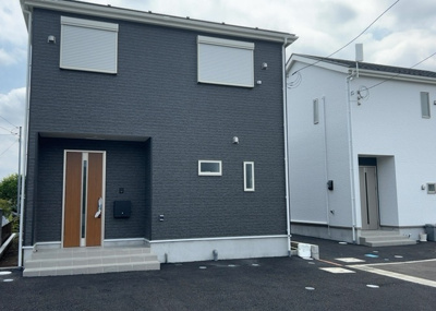 【外観】 | 関口新築戸建 | ついに完成致しました！現地をご見学に行く際は、道路の幅や周辺の交通量、施設などをご確認頂くことをおすすめします！物件の流れが早いため、内見をしたい方はお早めに当社営業までお問い合わせ頂きご予約下さい！