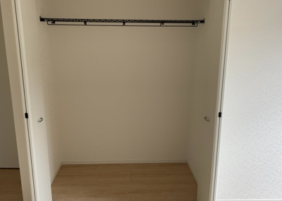 【収納】 | 関口新築戸建 | ウォークインクローゼットがあれば、クローゼット内でコーディネートが完成できますし、季節の変わり目に行う衣替えの手間も省けます。また、スーツケースなど大きいものもしまうことができ使い勝手がよいです。
