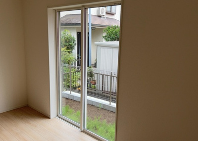 【内装】 | 関口新築戸建 | サッシとは、ガラス窓に使用される金属製の窓枠のことです。一般的に住宅建築では、金属製建具工事の段階で備え付けるもので、ガラス類や玄関、バスルームのスチール製のドアなどと同じタイミングで工事を行います。