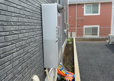 【発電・温水設備】 | 関口新築戸建 | 省エネ給湯器とは従来型の給湯器より熱効率が高く、少ない燃料でたくさんのお湯を沸かすことが出来る高効率な給湯器のことを指します。また、省エネ給湯器には種類があり、利便性や効果なども様々です。