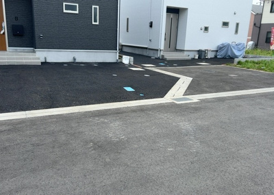 【前面道路含む現地写真】 | 関口新築戸建 | お持ちの車種によっては前面道路が広い方が便利でしょう。しかし、前面道路が広ければその分交通量が多くなるため、騒音などが気になる場合があります。実際に現地を見学し、周辺交通量や騒音などを確認しましょう！