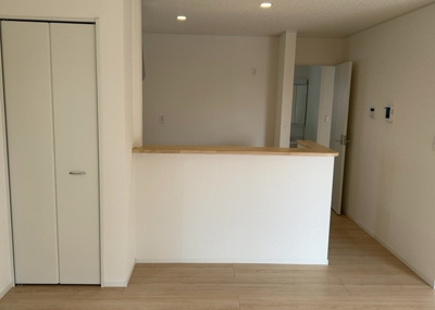【キッチン】 | 関口新築戸建 | DKの物件でも広く見せたい方は、ダイニングスペースを広く使えるように工夫しましょう。低めのダイニングソファを置くと、家具の圧迫感が減り、広く見せることができ、ダイニングをリビングのように使用できます！