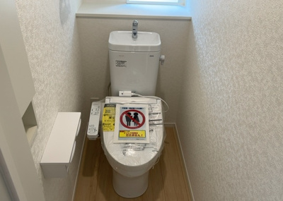 【トイレ】 | 関口新築戸建 | トイレは大きさや形、機能、抗菌性などが異なる多種多彩なタイプが各メーカーから出ています。それぞれに良さがあるため、事前にどういったタイプのトイレがいいのかをご家庭内で決めて、内見に行くといいでしょう。