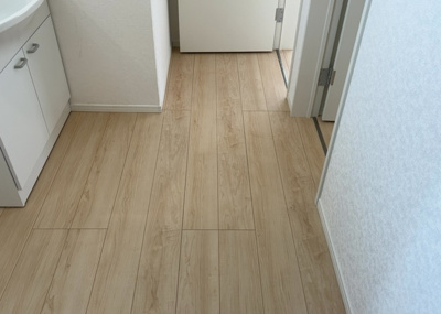 【脱衣所】 | 関口新築戸建 | 多くの戸建て住宅で見かける洗面脱衣所は、洗面台と洗濯機が2畳ほどのスペースに並べられていて、洗面所が脱衣所を兼ね備えている間取りが一般的です。お客様が利用することもある、パブリックな空間でもあります。