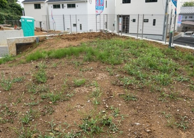 【冷暖房・空調設備】 | 緑ケ丘新築戸建 | 基礎パッキング工法とは、床下の換気確保のため基礎と土台の間に緩衝材を挟み込む工法です。土台の下に数十センチの間隔で設置されるため、全体的な隙間が生まれます。床下換気口に比べて高い通気性が確保されます。