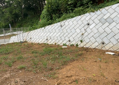 【外観】 | 緑ケ丘新築戸建 | 現地に行くなら、物件の周囲の地形がどうなっているかを見ることも大切です。周辺より低くなっている土地では、大雨などで水が集まりやすいため、地盤が弱くなっているということも考えられるため、注意が必要です。
