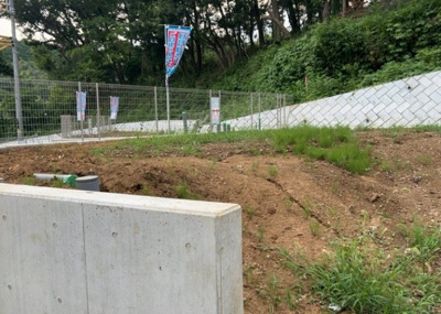 【外観】 | 緑ケ丘新築戸建 | 現在は更地となっています。現地をご見学に行く際は、道路の幅や周辺の交通量、施設などをご確認頂くことをおすすめします！ある程度イメージをつけたいという場合は、同売主の施工事例や完成パースもお見せします。