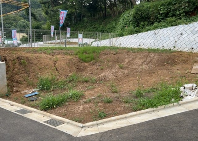 【前面道路含む現地写真】 | 緑ケ丘新築戸建 | 住宅用の土地では前面道路に2m以上接していなければならないと法律で定められています。しかし、お持ちの車のサイズやライフスタイルなどにより、2mでは利便が悪い場合もございますので、事前に確認しましょう。