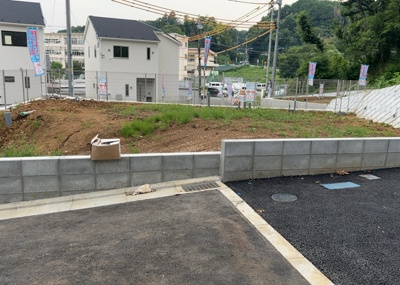 【前面道路含む現地写真】 | 緑ケ丘新築戸建 | お持ちの車種によっては前面道路が広い方が便利でしょう。しかし、前面道路が広ければその分交通量が多くなるため、騒音などが気になる場合があります。実際に現地を見学し、周辺交通量や騒音などを確認しましょう！