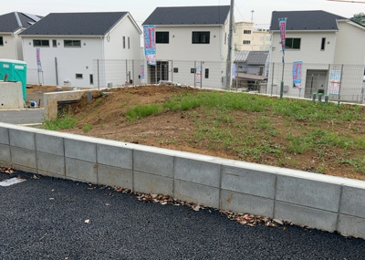 【展望】 | 緑ケ丘新築戸建 | 桜や紅葉の名所に出かける人は多いと思いますが、家にいながら季節の移ろいを感じる生活を送りませんか？リビングや窓から見える景色が生活を彩るワンポイントに！現地から見える景色を堪能してみては如何でしょう。