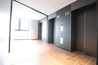 【その他共用部分】 | ジオタワー新町 | 【エレベーターホール】黒で統一された、スタイリッシュなホール！