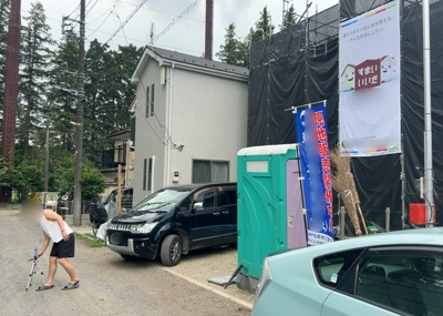 【前面道路含む現地写真】 | 大野台新築戸建 | 道幅が狭い場所は比較的土地の値段が低いことが多く、また交通量が少ないため騒音が少なく静かな環境で過ごせます。また、小さいお子様がいるご家庭も安心です。一方で車の駐車が難しいというデメリットもあります。