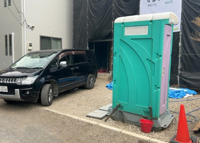 【駐車場】 | 大野台新築戸建 | 車一台あたりに必要なスペースは、標準サイズの普通自動車で横幅2m50cm、長さ5mは必要になります。ただし、乗降のことも考慮して横幅3m30cm、長さ5m50cmほどは確保できるところを選びましょう。