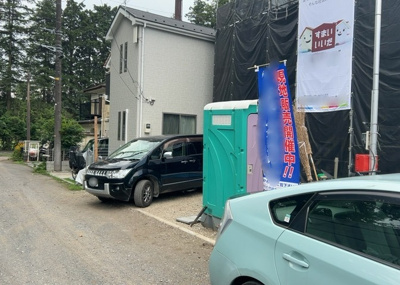 【前面道路含む現地写真】 | 大野台新築戸建 | 住宅用の土地では前面道路に2m以上接していなければならないと法律で定められています。しかし、お持ちの車のサイズやライフスタイルなどにより、2mでは利便が悪い場合もございますので、事前に確認しましょう。