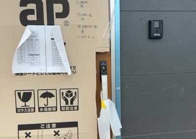 【玄関】 | 上矢部新築戸建 | 玄関は家の顔でもあり、家族以外の目にも止まる場所です。玄関は外との間を仕切る扉、靴などをしまっておく収納スペース、靴脱ぎのたたきスペース、来客とのやり取りをするドアホンなど複数のアイテムからなります。