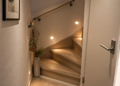 【内装】 | 上矢部新築戸建 | バリアフリー仕様や24時間換気システムを備えた快適な室内環境です。天井が高く開放感があり、全室2面採光によって室内へ自然光を取り入れます。細部まで住みやすさにこだわった内装デザインとなっています。