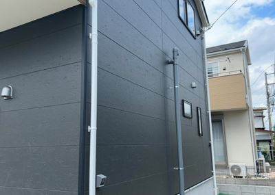 【外観】 | 上矢部新築戸建 | 現地に行くなら、物件の周囲の地形がどうなっているかを見ることも大切です。周辺より低くなっている土地では、大雨などで水が集まりやすいため、地盤が弱くなっているということも考えられるため、注意が必要です。