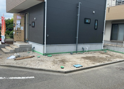 【前面道路含む現地写真】 | 上矢部新築戸建 | 道幅が狭い場所は比較的土地の値段が低いことが多く、また交通量が少ないため騒音が少なく静かな環境で過ごせます。また、小さいお子様がいるご家庭も安心です。一方で車の駐車が難しいというデメリットもあります。