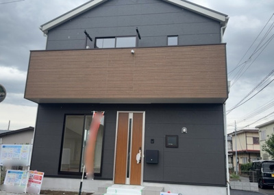 【外観】 | 上矢部新築戸建 | 2026年10月完成予定の木造2階建て新築戸建です。建蔽率50%・容積率80%の第一種低層住居専用地域内につき、周囲と適度なゆとりを保った住環境。南・東側が道路に面した角地で陽当りも良好です。