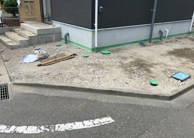 【駐車場】 | 上矢部新築戸建 | 車一台あたりに必要なスペースは、標準サイズの普通自動車で横幅2m50cm、長さ5mは必要になります。ただし、乗降のことも考慮して横幅3m30cm、長さ5m50cmほどは確保できるところを選びましょう。