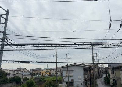 【駐車場】 | 上矢部新築戸建 | 車一台あたりに必要なスペースは、標準サイズの普通自動車で横幅2m50cm、長さ5mは必要になります。ただし、乗降のことも考慮して横幅3m30cm、長さ5m50cmほどは確保できるところを選びましょう。