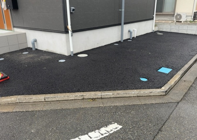 【駐車場】 | 上矢部新築戸建 | 敷地内にはお車1台を駐車可能なカースペースを確保。前面道路は南側幅員約7.0m・東側幅員約4.0mあり、車の出し入れもスムーズに行えます。敷地内には自転車やバイクを置くスペースもございます。