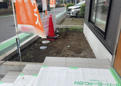 【庭】 | 上矢部新築戸建 | 敷地内にはガーデニングや家庭菜園などを楽しめる庭スペースがございます。土地面積94.46㎡のゆとりある敷地で、緑に親しむ暮らしを実現。隣地との距離も保てるため陽当りや風通しの良さにも貢献します。