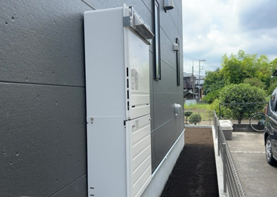 【発電・温水設備】 | 上矢部新築戸建 | 省エネ給湯器とは従来型の給湯器より熱効率が高く、少ない燃料でたくさんのお湯を沸かすことが出来る高効率な給湯器のことを指します。また、省エネ給湯器には種類があり、利便性や効果なども様々です。