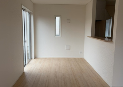 【ダイニング】 | 上矢部新築戸建 | 13.8帖のLDK内のダイニングスペースは、対面式キッチンから料理をサッと配膳できる便利なレイアウト。南側からの心地よい光が差し込む中で、毎日の食事や家族団らんのひとときを心地よく過ごせます。