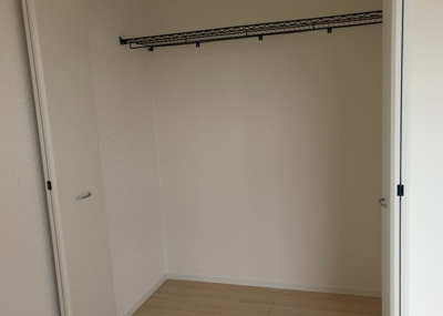 【収納】 | 上矢部新築戸建 | シューズインクロークや全居室クローゼットなど豊富な収納を完備。大型の荷物や靴、季節物の衣装もすっきりと整理できます。お部屋の中に余分な家具を置く必要がなく、広々とした居住空間を維持できます。