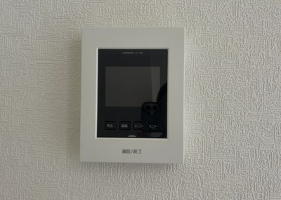 【セキュリティ】 | 上矢部新築戸建 | 防犯面に配慮したTVモニタ付インターホンを標準装備。室内から訪問者の顔をしっかり確認できるため、お子様のお留守番時や突然の来訪時も安心です。セキュリティを高め、安全な暮らしをしっかりと守ります。