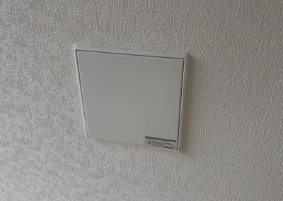 【冷暖房・空調設備】 | 上矢部新築戸建 | 床下の通風・換気性能を高める基礎パッキング工法を採用。建物全体の湿気を効率よく排出し、快適な室内環境と構造の耐久性を維持します。さらに24時間換気システムも搭載されており、常に清浄な空気を保てます。