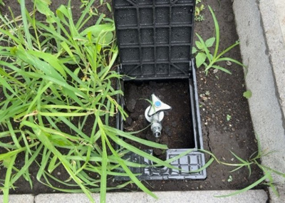 【設備】 | 上矢部新築戸建 | 屋外には散水栓や立水栓などの設備を備えており、洗車や庭のお手入れ、ペットの足洗い等に重宝します。都市ガス・公営水道・公共下水といったインフラ設備も完備されており、快適な生活空間を提供いたします。