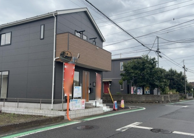 【前面道路含む現地写真】 | 上矢部新築戸建 | 南側約7.0m、東側約4.0mの公道に面した角地。前面道路の幅員が広いため交通量が少なく静かな住環境です。整備された歩道もあり、小さなお子様がいるご家庭や徒歩通学・通勤時にも安心感がございます。