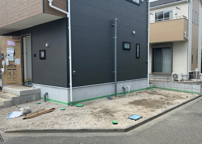 【前面道路含む現地写真】 | 上矢部新築戸建 | 住宅用の土地では前面道路に2m以上接していなければならないと法律で定められています。しかし、お持ちの車のサイズやライフスタイルなどにより、2mでは利便が悪い場合もございますので、事前に確認しましょう。