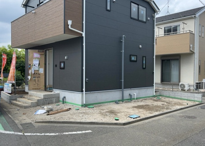 【前面道路含む現地写真】 | 上矢部新築戸建 | お持ちの車種によっては前面道路が広い方が便利でしょう。しかし、前面道路が広ければその分交通量が多くなるため、騒音などが気になる場合があります。実際に現地を見学し、周辺交通量や騒音などを確認しましょう！