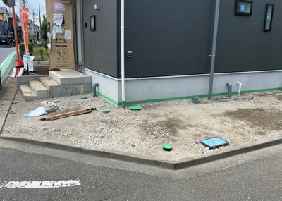 【駐車場】 | 上矢部新築戸建 | 駐車場と明記されていても、最小スペースでつくられた駐車場だと大型車は駐車できなかったり、出入りしにくくなったりする可能性があります。お車のサイズと購入したい物件の駐車場のサイズを現地で確認しましょう。