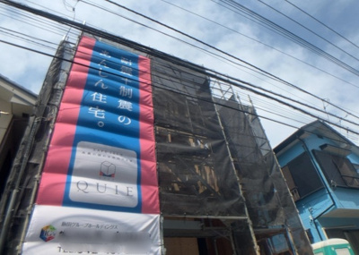 【バルコニー】 | 東原新築戸建 | バルコニーは、室外の専用スペースのうち、「屋根がなく開放された空間」であるものを指します。ベランダより広いタイプのものが多く、日当たりもよいため家庭菜園などを楽しみたい人にとって適した環境となります。