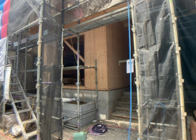 【構造・工法・仕様】 | 東原新築戸建 | 木造住宅とは土台、壁、柱など建築物の強度を支える構造体の材に木が使用されている構造を指します。構造体は建物の自重を支えるだけではなく風圧や水圧、積裁荷重などあらゆる衝撃に耐えるための基礎です。